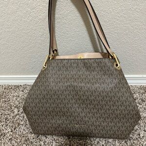 Micheal Kors purse! Still in great condition!